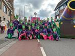 Vrolijke carnavals loopgroep met wagentje, Ophalen, Zo goed als nieuw