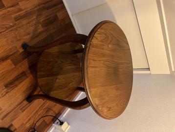 Antieke bijzettafel beschikbaar voor biedingen