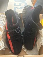 Yeezy Boost 350 V2 Red Stripe - Maat 44 - Zo goed als nieuw, Ophalen of Verzenden, Zo goed als nieuw, Zwart, Sneakers of Gympen