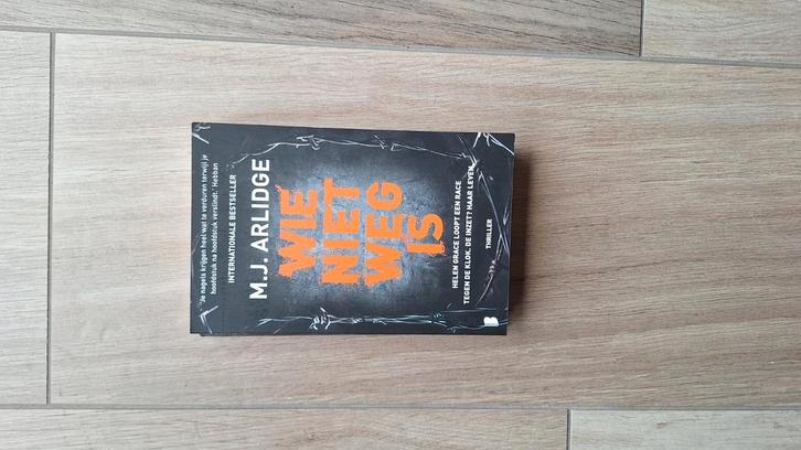 M.J. Arlidge - Wie niet weg is, Boeken, Thrillers, Zo goed als nieuw, Ophalen of Verzenden