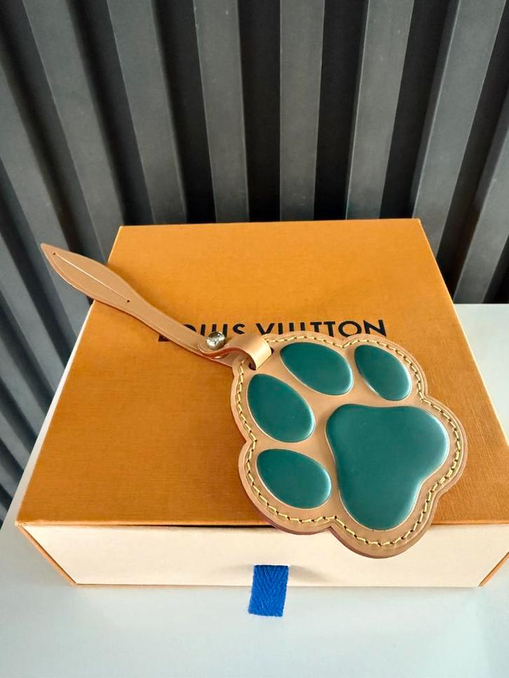 LOUIS VUITTON Padded Paw Bag charm - keychain - leather NEW, Verzamelen, Sleutelhangers, Nieuw, Dier of Natuur, Ophalen of Verzenden