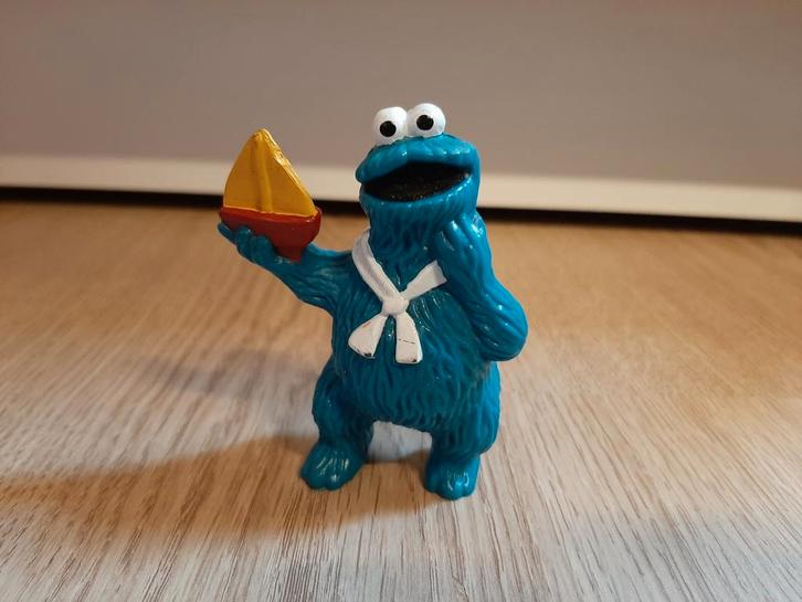 Sesamstraat Koekiemonster poppetje met bootje 8 cm, Verzamelen, Poppetjes en Figuurtjes, Ophalen of Verzenden