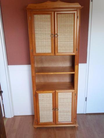 Hoge grenen houten kast boekenkast , buffetkast, opbergkast beschikbaar voor biedingen