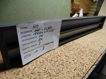HO-038: nieuwe wandvitrine, 1500 mm lang, stofvrij. Vitrine. beschikbaar voor biedingen