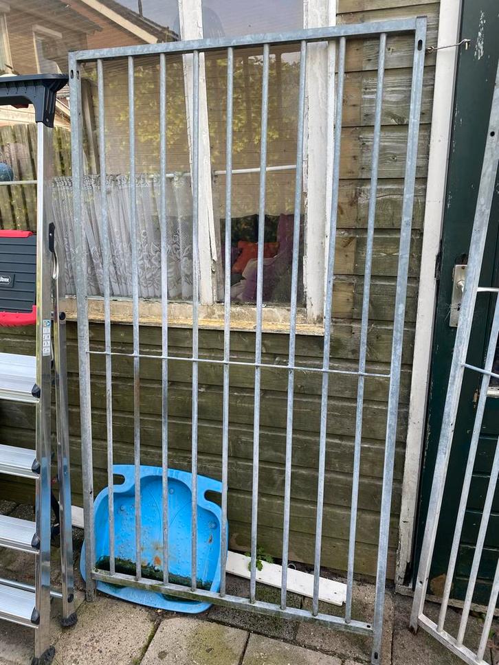 Kennelpanelen - 1 smal, 1 breed met deur, Tuin en Terras, Tuinhekken en Hekwerk, Gebruikt, Overige typen, IJzer, Met poort, Ophalen