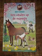 Britt Dekker - Een veulen op de manege, Boeken, Kinderboeken | Jeugd | onder 10 jaar, Nieuw, Ophalen of Verzenden, Britt Dekker