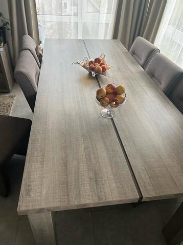 Eettafel met 6 stoelen - Zo goed als nieuw! beschikbaar voor biedingen