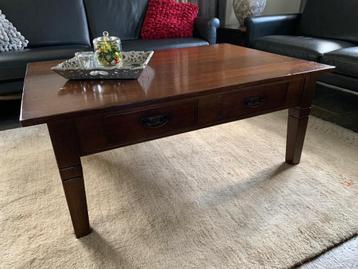 Salontafel met twee lades beschikbaar voor biedingen