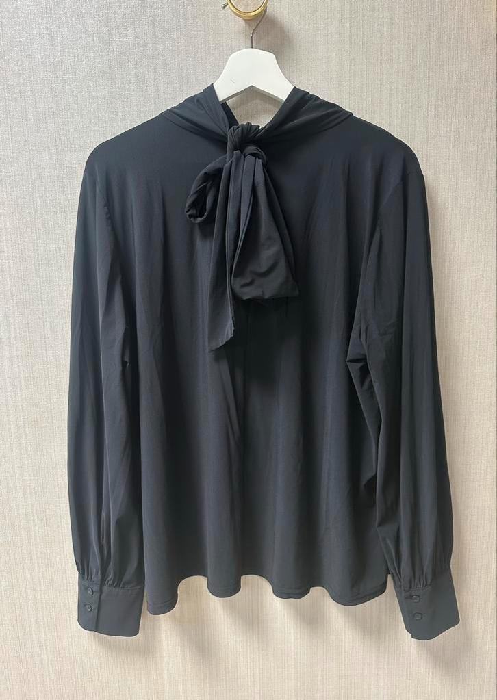 Studio Anneloes Top Zwart XL met Strik travelstof, Kleding | Dames, Blouses en Tunieken, Zo goed als nieuw, Maat 46/48 (XL) of groter
