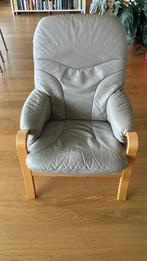 Riant zittende warm-grijs leren fauteuil, Ophalen, Zo goed als nieuw, Leer