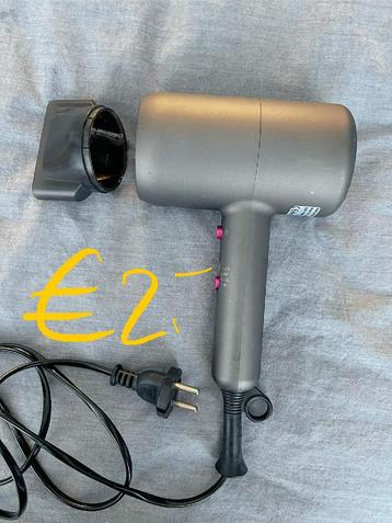 Haardrogers/stylers met verschillende prijzen en condities beschikbaar voor biedingen