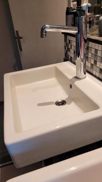 Wasbak met kraan beschikbaar voor biedingen