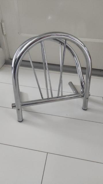 Vintage lectuurbak chroom buisframe beschikbaar voor biedingen
