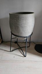 Bloempot met standaard en grote stenen aardewerlamp met kap, Tuin en Terras, Bloempotten, Ophalen of Verzenden, Rond, Steen, Minder dan 25 cm