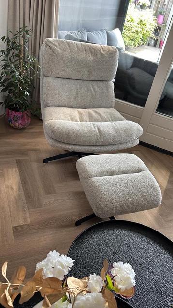 Comfortabele fauteuil met voetenbank beschikbaar voor biedingen