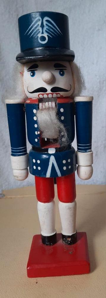 Oude Notenkraker beschikbaar voor biedingen