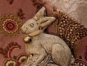 Brocante beeldje. "Haasje belletje om nek". beschikbaar voor biedingen