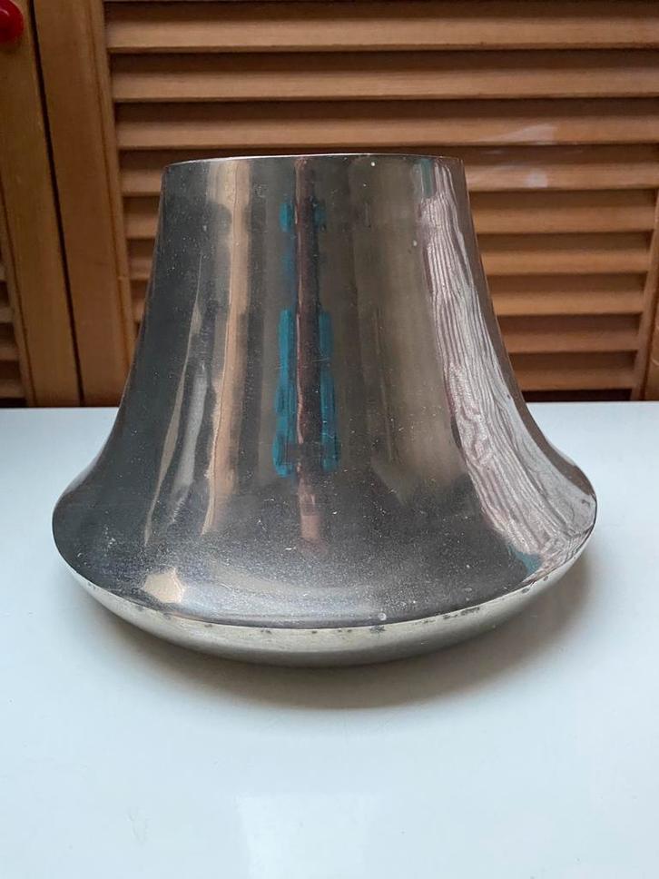 2 stuks mooie METALEN VAZEN/ hg 16 cm/ dia bovenkant 10 cm, Diversen, Kerst, Zo goed als nieuw, Ophalen of Verzenden