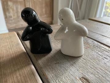 Peper en zout stel porselein. Omarming van 2 mensen zwart wi beschikbaar voor biedingen