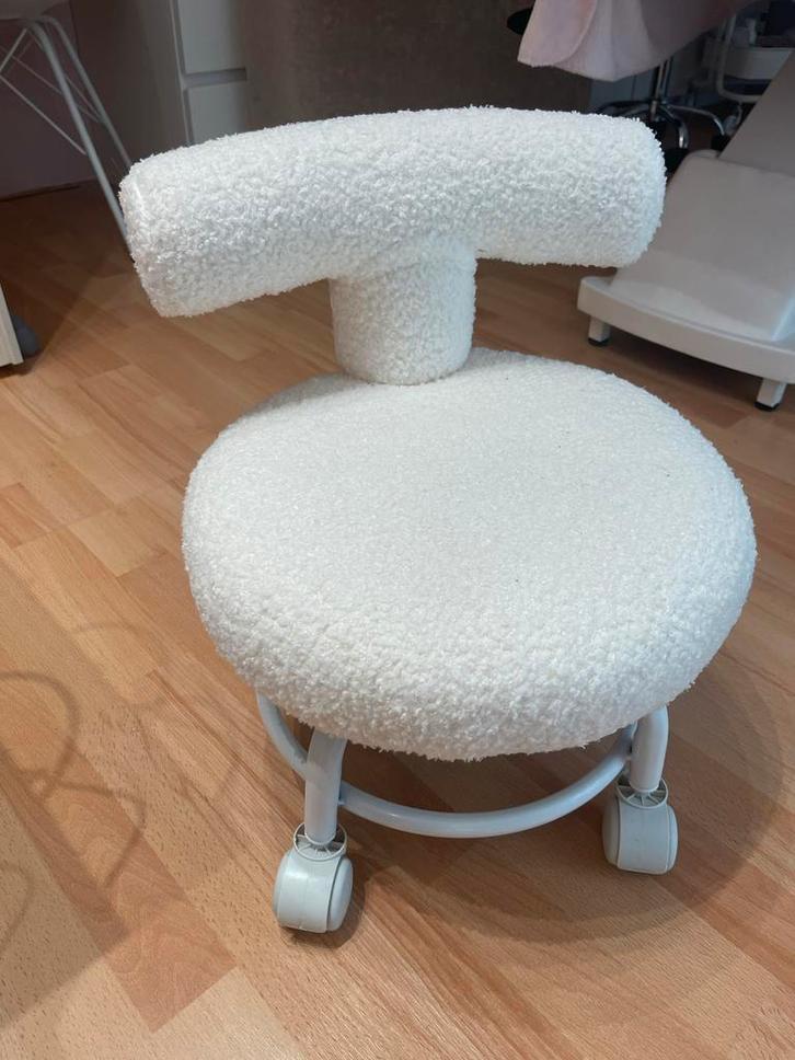 Teddy Tabouret op Wieltjes, Huis en Inrichting, Stoelen, Zo goed als nieuw, Eén, Stof, Wit, Ophalen of Verzenden