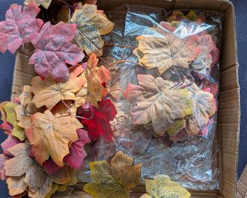 HERFSTBLAADJES, los of als slinger. Leuk voor een feest! beschikbaar voor biedingen