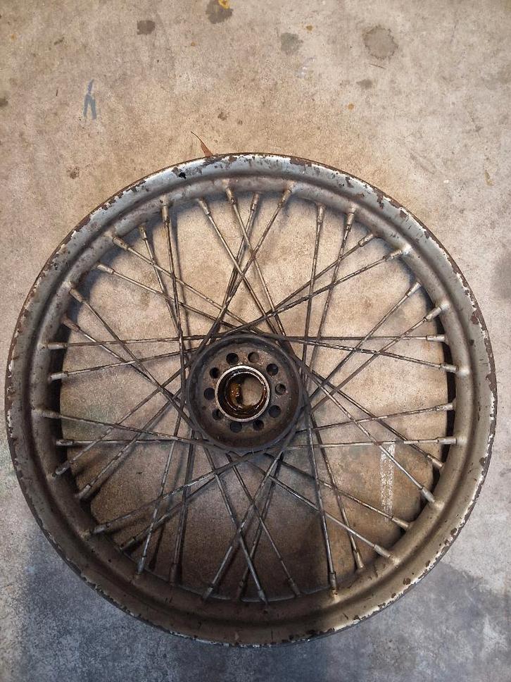 Wla wiel en naaf en buitenband ww2 liberator, Verzamelen, Militaria | Tweede Wereldoorlog, Landmacht, Overige typen, Amerika, Ophalen