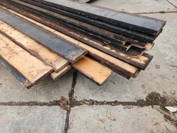 166 - Partij geteerde, vuren planken beschikbaar voor biedingen