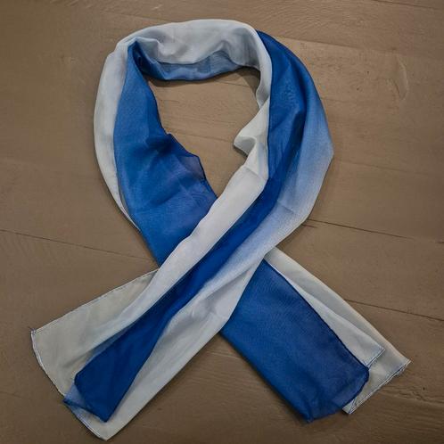 Nieuw in verpakking blauw witte sjaal, Kleding | Dames, Mutsen, Sjaals en Handschoenen, Nieuw, Sjaal, Maat 46/48 (XL) of groter