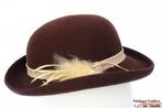 kleine Vintage Dameshoed Marida bruin vilt witte veren 54, 134 t/m 140, Meisje, Hoed, Ophalen of Verzenden