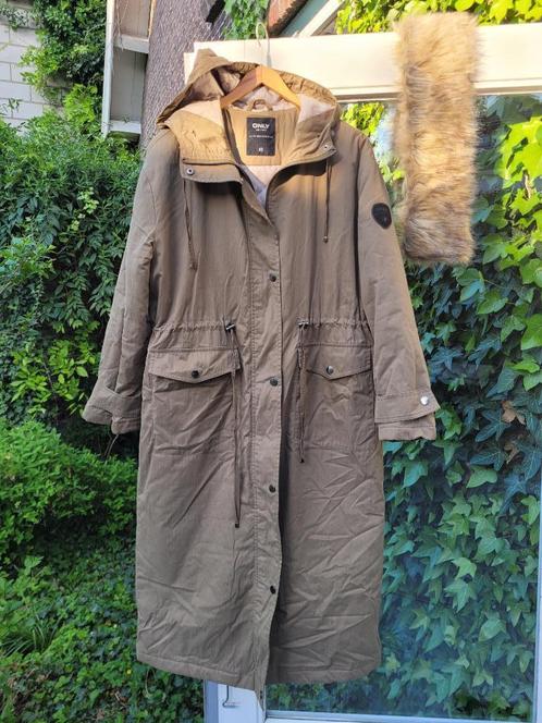 Lange tussenjas met capuchon van Only kakikleur, Kleding | Dames, Jassen | Winter, Zo goed als nieuw, Maat 38/40 (M), Groen, Ophalen of Verzenden