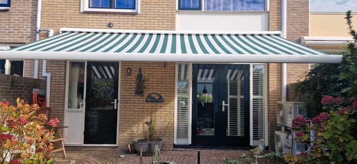 Groen-wit gestreept knikarmscherm, Tuin en Terras, Zonneschermen, Gebruikt, Knikarmscherm, 150 tot 300 cm, 450 cm of meer, Elektrisch