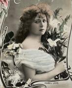actrice Mabel Love lang haar art nouveau decor lelie 1907, Verzamelen, Verzenden, Voor 1920, Gelopen, Overige thema's