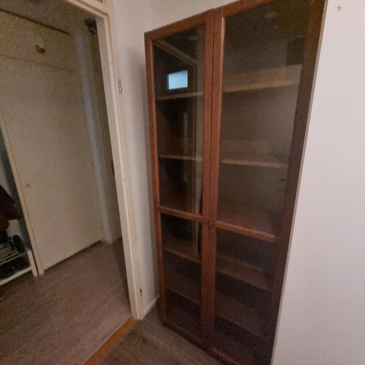 Mooie houten vitrinekast met glazen deuren, Huis en Inrichting, Kasten | Boekenkasten, Gebruikt, 50 tot 100 cm, 150 tot 200 cm