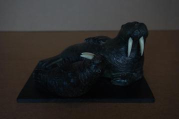 Beeldje walrussen uit Canada - The Wolf Sculptures  beschikbaar voor biedingen