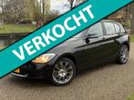 BMW 1-serie 114i|Airco|Navigatie|5 deurs|Nieuwe apk, Auto's, BMW, 1-Serie, Gebruikt, Euro 6, Zwart