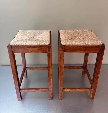 2 houten vintage barkrukken met rotan zitting beschikbaar voor biedingen