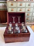 Antieke mahoniehouten tantalus, 6 geslepen karaffen en glaze, Antiek en Kunst, Antiek | Glas en Kristal, Ophalen of Verzenden
