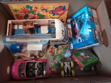 Doosje vol met speelgoed  beschikbaar voor biedingen