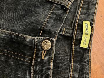 Versace jeans 33 origineel. Met slijtplekken en scheur beschikbaar voor biedingen