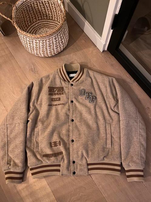 Off the Pitch baseball jas mt. M, Kleding | Heren, Jassen | Zomer, Zo goed als nieuw, Maat 48/50 (M), Beige, Ophalen of Verzenden