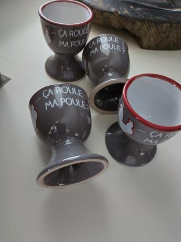 Grijze eierdoppen met franse tekst beschikbaar voor biedingen