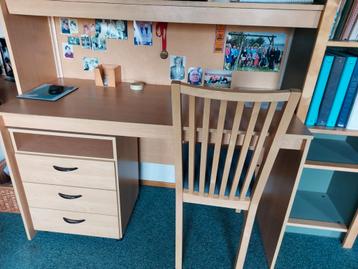 Een of twee bureau s met naar wens boekenkasten en ombouw beschikbaar voor biedingen