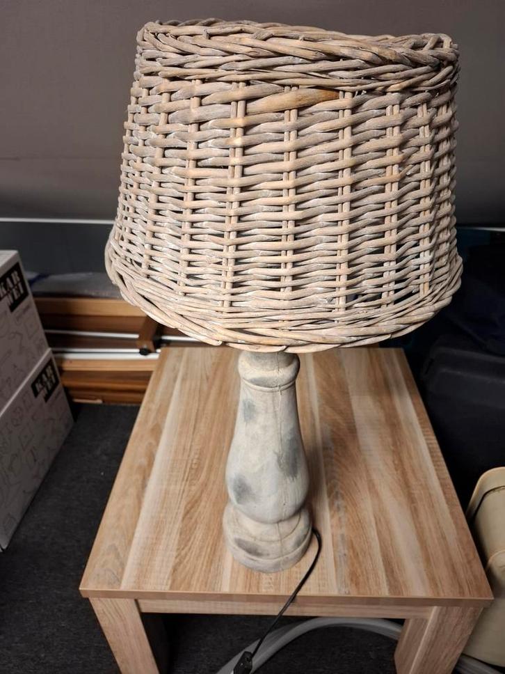Lamp met betonnen voet en rieten kap, Huis en Inrichting, Lampen | Vloerlampen, Gebruikt, Minder dan 100 cm, Overige materialen