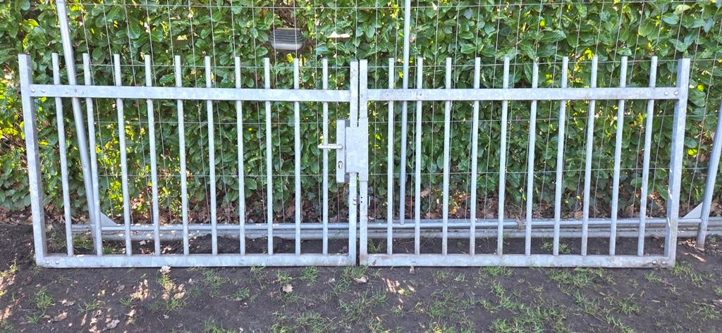 Stevig ijzeren hekwerk met poort - Gebruikt, Tuin en Terras, Tuinhekken en Hekwerk, Ophalen, Met poort, Gebruikt, Spijlenhekwerk