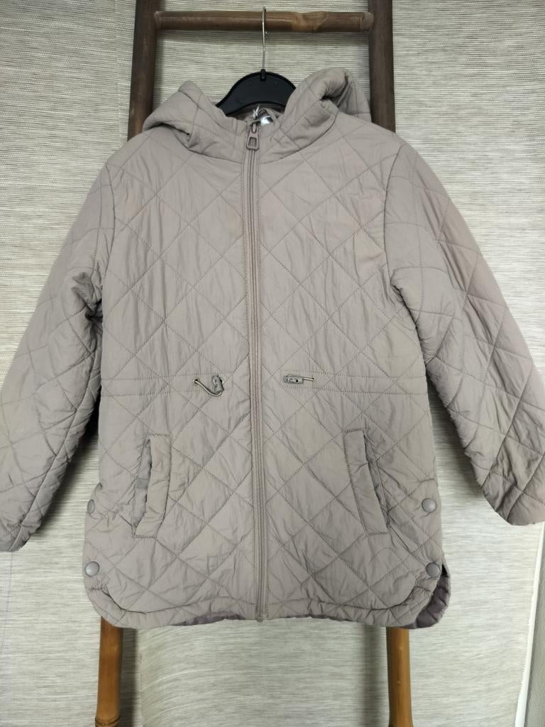 Doorgestikte jas maat 128, Kinderen en Baby's, Kinderkleding | Maat 128, Ophalen of Verzenden, Zo goed als nieuw, Meisje