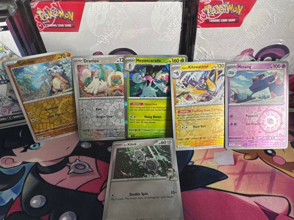 Pokémon kaarten: Cubone, Drampa, Meowscarada, Kilowattrel, M, Ophalen of Verzenden, Gebruikt, Meerdere kaarten, Foil