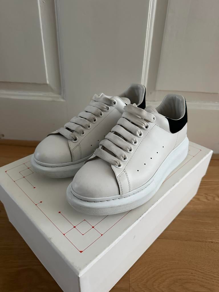 Nieuwe Alexander McQueen Sneakers zwart suede wit leer, Ophalen, Nieuw, Wit, Sneakers of Gympen