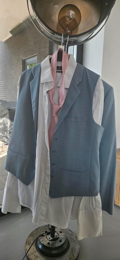 Stijlvol lichtblauw kostuum met roze stropdas, Kleding | Heren, Kostuums en Colberts, Zo goed als nieuw, Maat 52/54 (L), Blauw