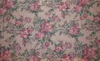 Vintage lap stof wit met roze pioenrozen en groene bladeren, Gebruikt, Wit, Ophalen of Verzenden, 30 tot 120 cm