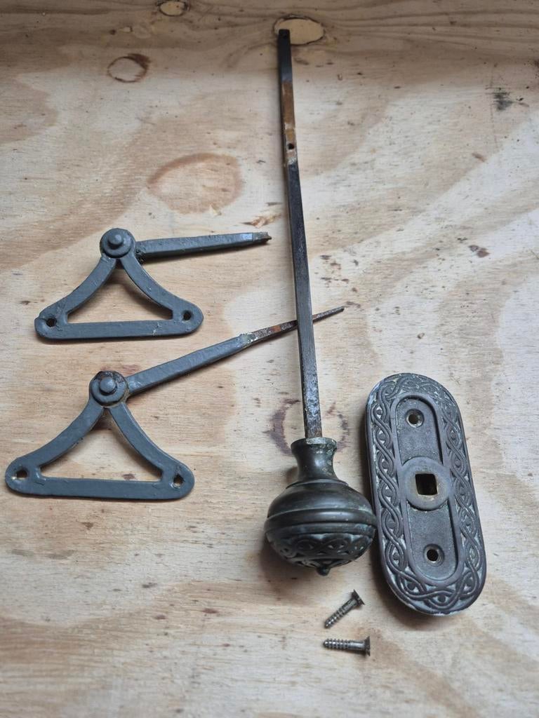 Antieke trekbel van messing met rozet, Ophalen